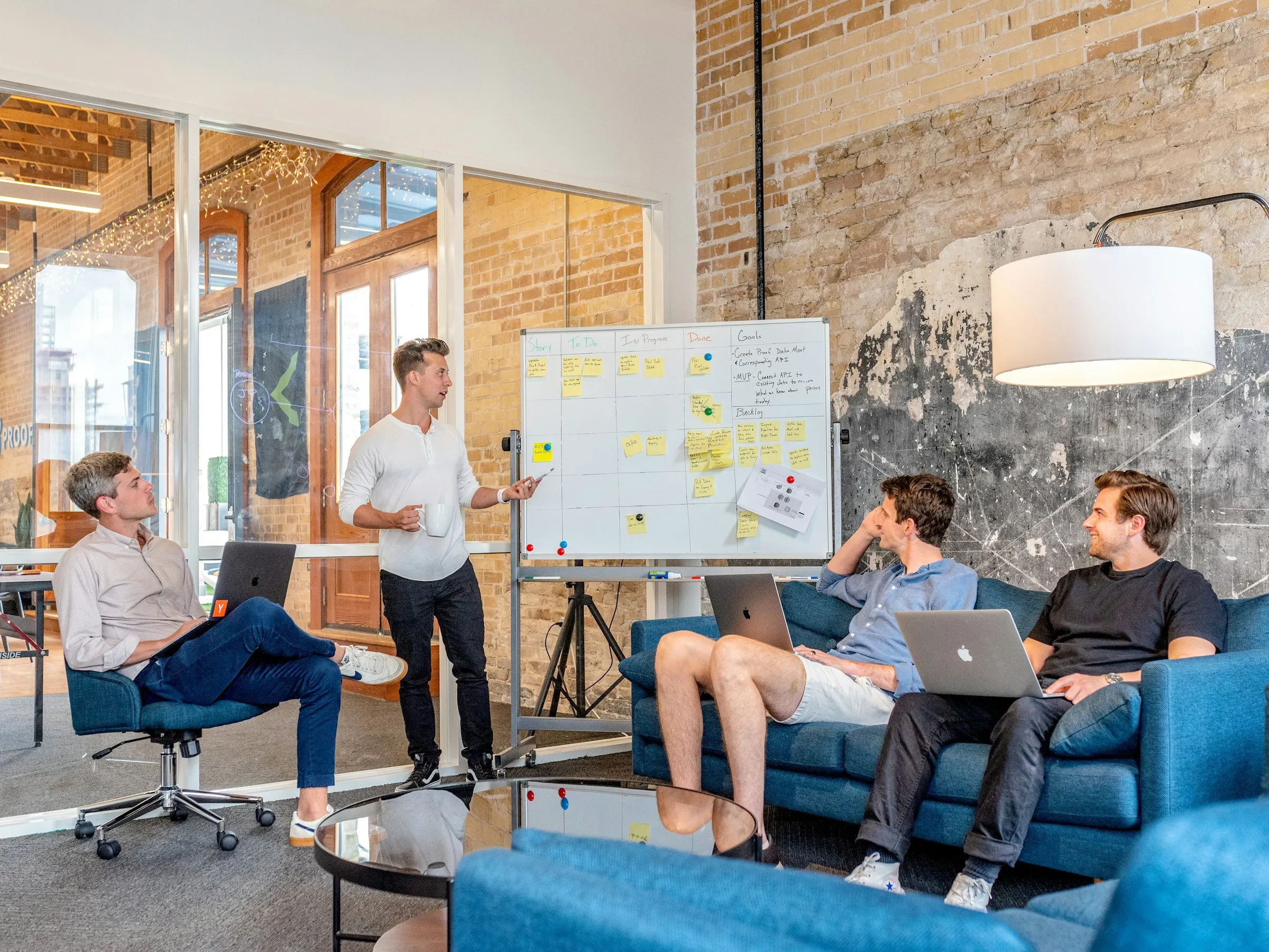 Équipe communication en atelier collaboratif