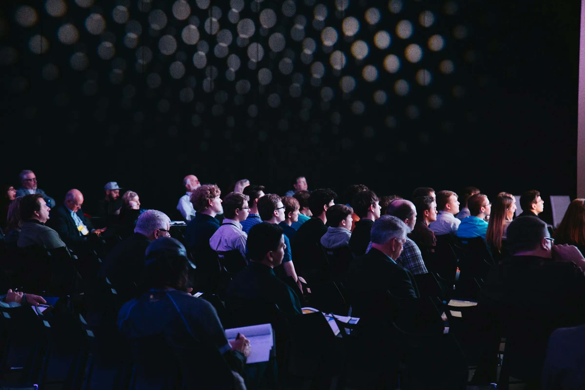Salle de conférence pleine, vue depuis la scène