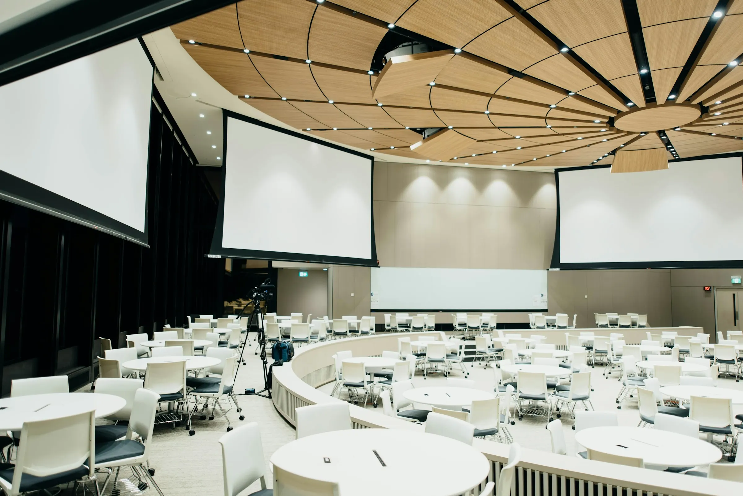 Réunion networking alumni dans un espace événementiel